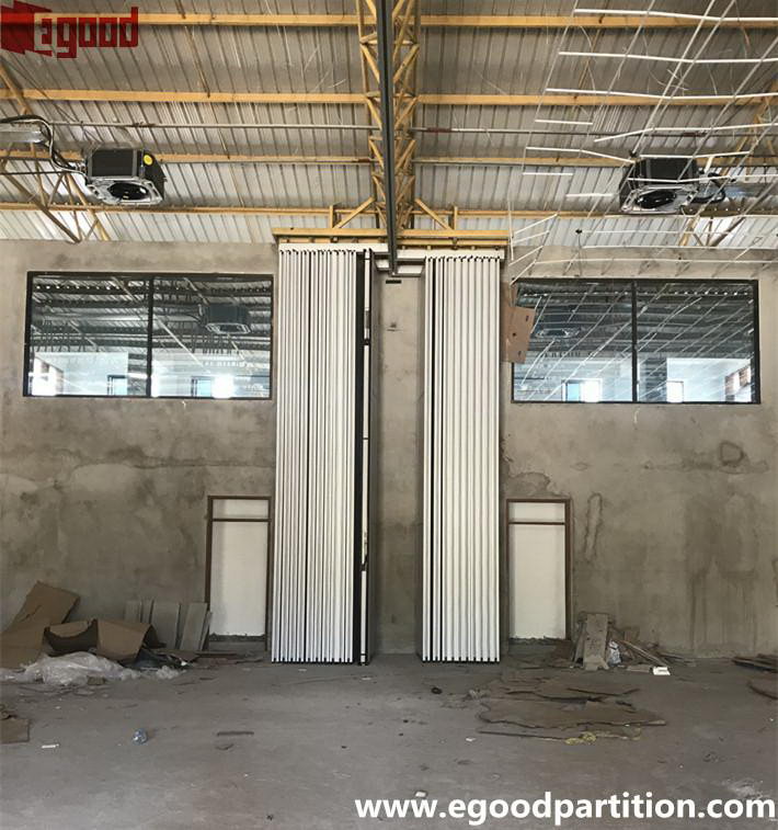 outer apperance of the movable partition wall  compartment area