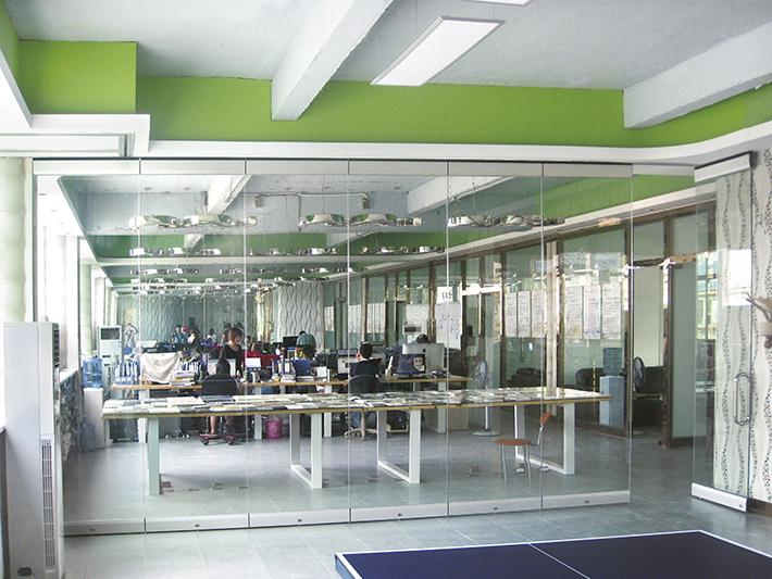 glass partition，meeting rooms，offices
