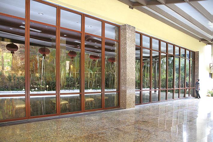 glass partition,restaurant